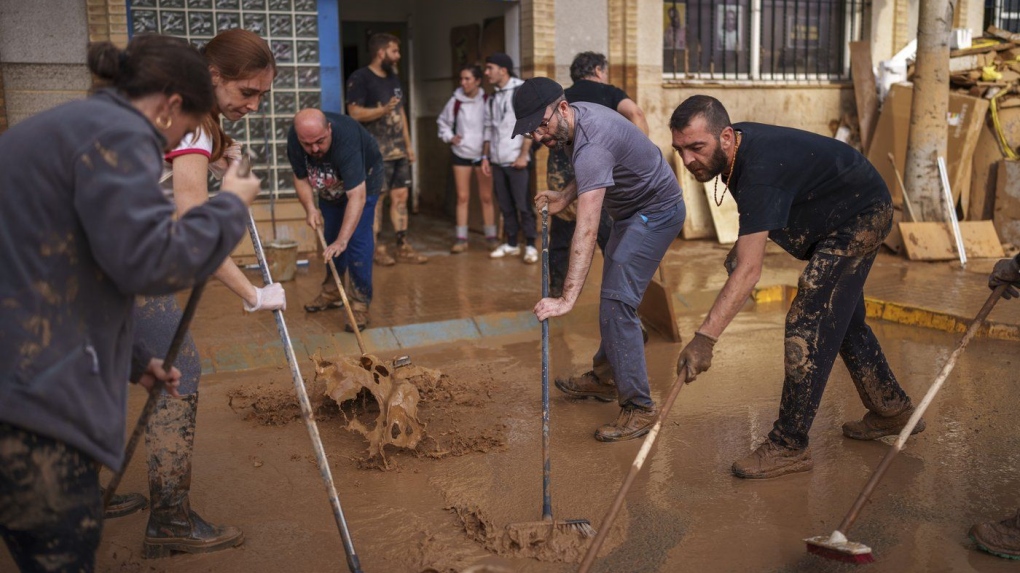 Volunteers clean flood debris in a Spanish town [Video]