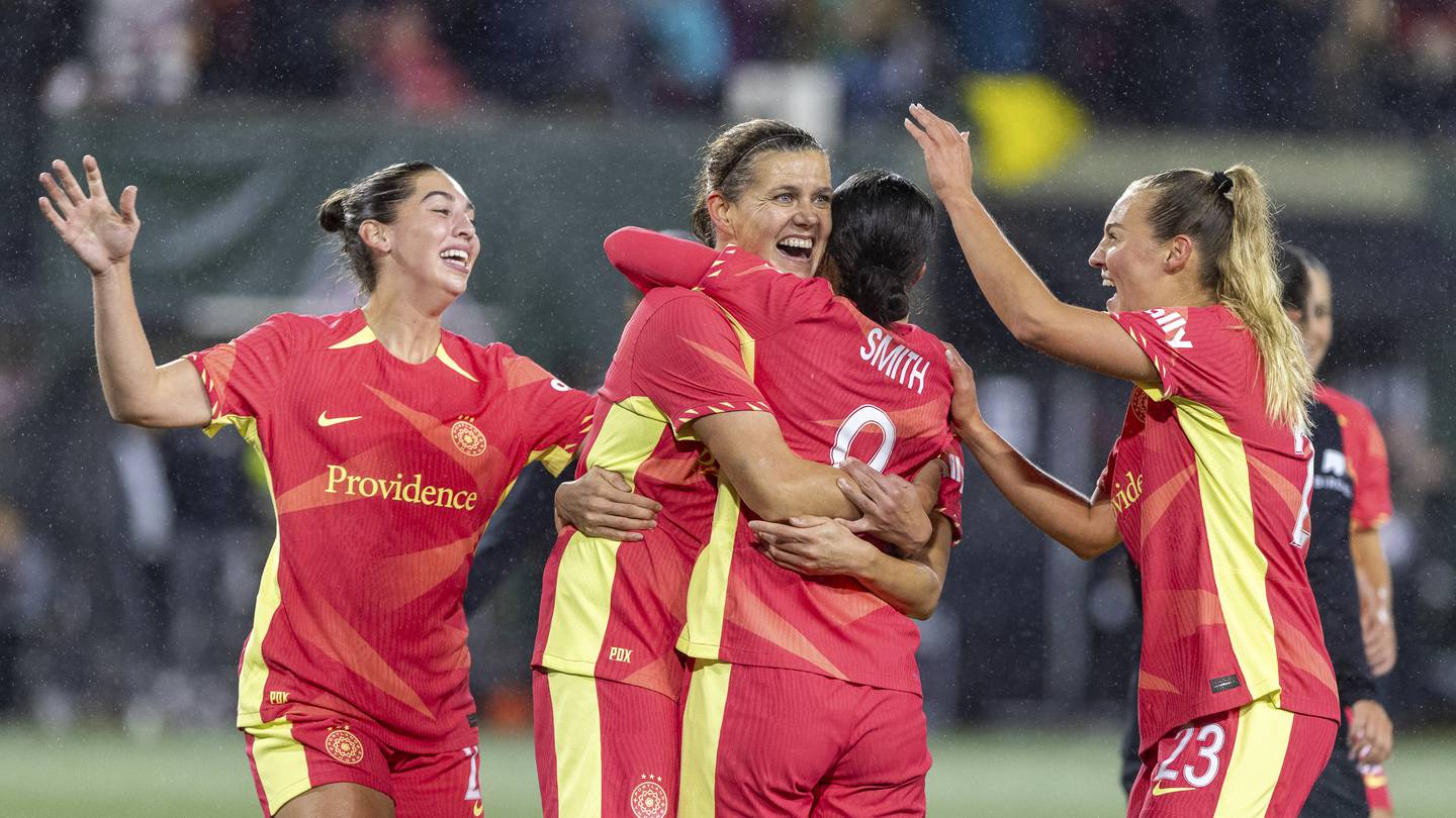 Sinclair scores in retirement match, Thorns down Angel City 3-0 to clinch playoff spot before 23,000  WSOC TV [Video]