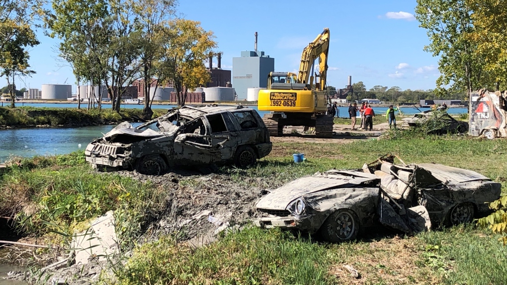 Vehicles in Detroit River reported stolen [Video]