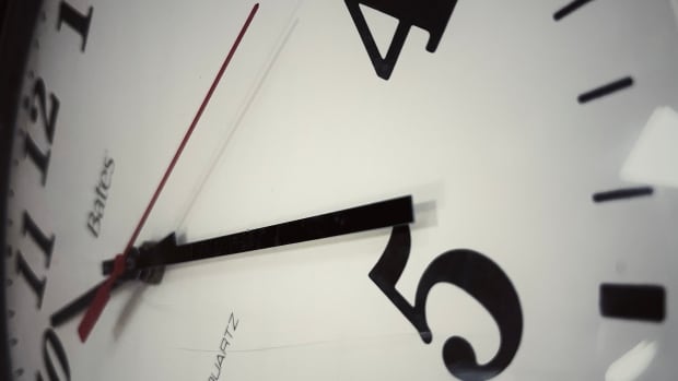 Clocks turn back in Ontario on Sunday, as debate over time continues [Video]