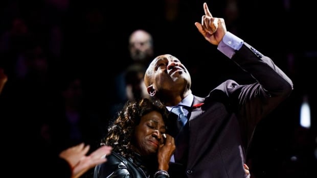 Toronto Raptors retire Vince Carter’s No. 15 [Video]