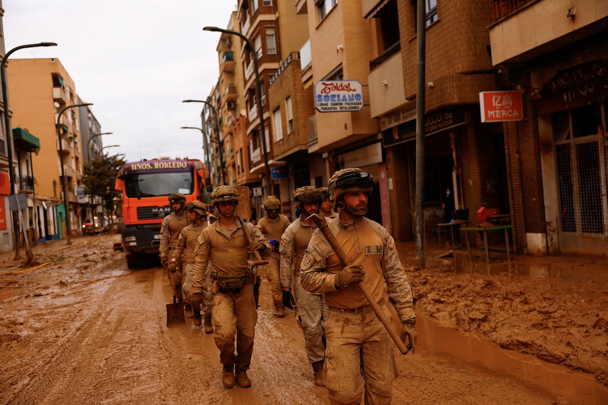 Spain deploys 7,500 troops to flood zone as anger rises over slow help [Video]