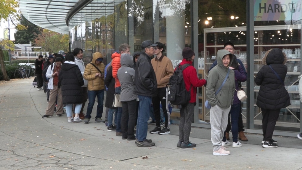 Hundreds in B.C. wait in line for chance to purchase new Canadian coins [Video]