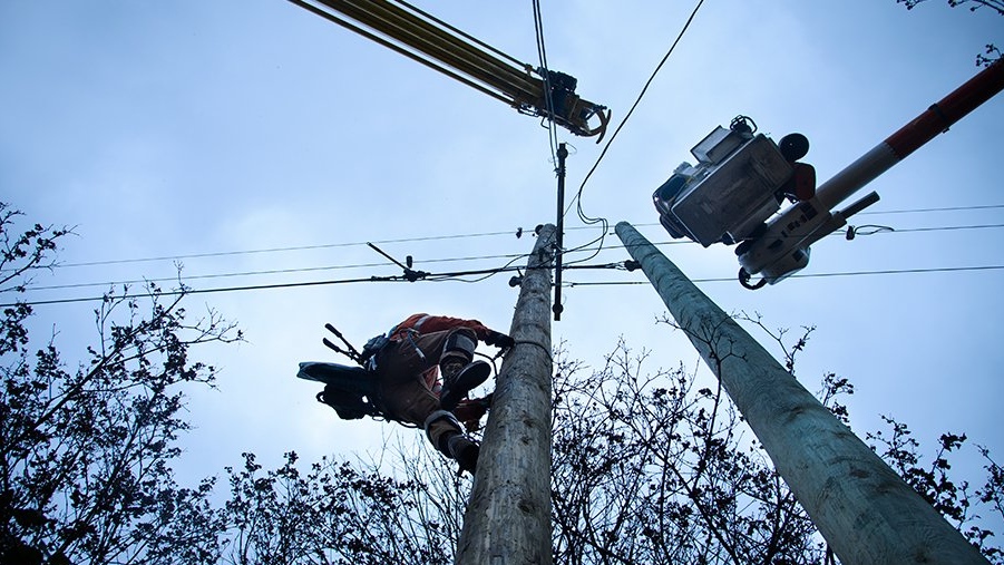 Environment Canada issues wind, rain and snow warnings in B.C. [Video]