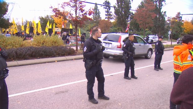 3 arrested after protests at Hindu temple in Surrey, B.C.: police [Video]