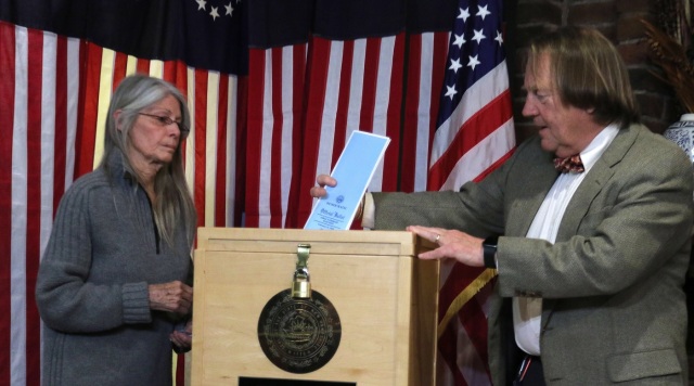 US elections: Early results reveal a tight race, with Trump and Harris in a close tie [Video]