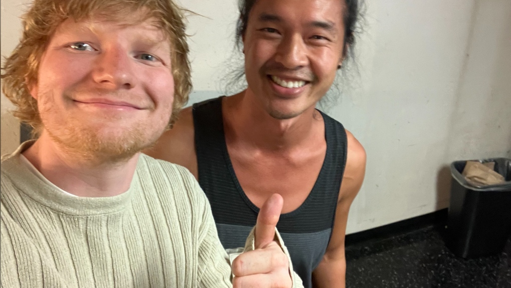 Ed Sheeran meets with Vancouver musician busking outside his show [Video]