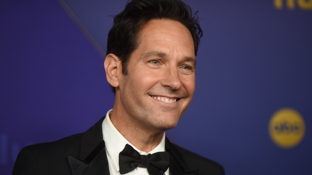 U.S. election: Actor Paul Rudd hands out water to Penn. voters [Video]