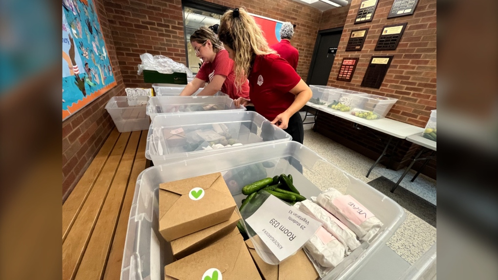 West Windsor students get free lunch [Video]