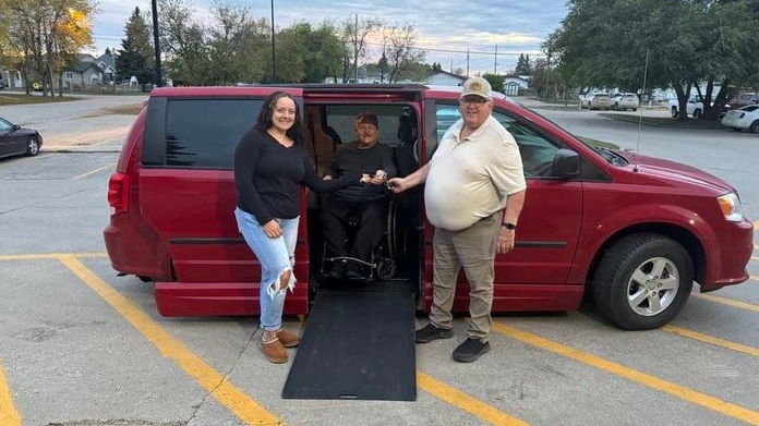 Sask. town fundraises enough to buy adaptive vehicle for local man [Video]