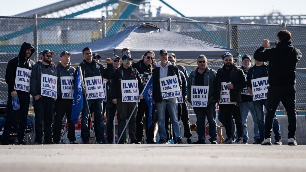 B.C. port lockout: Minister decries 