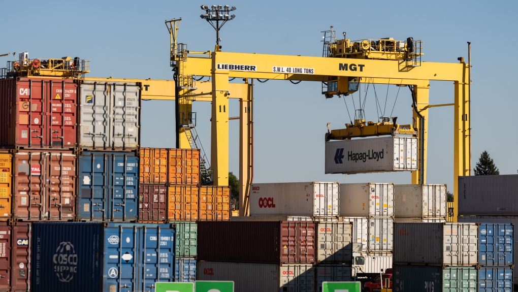 Port of Montreal employer submits ‘final’ offer to dockworkers, threatens lockout [Video]