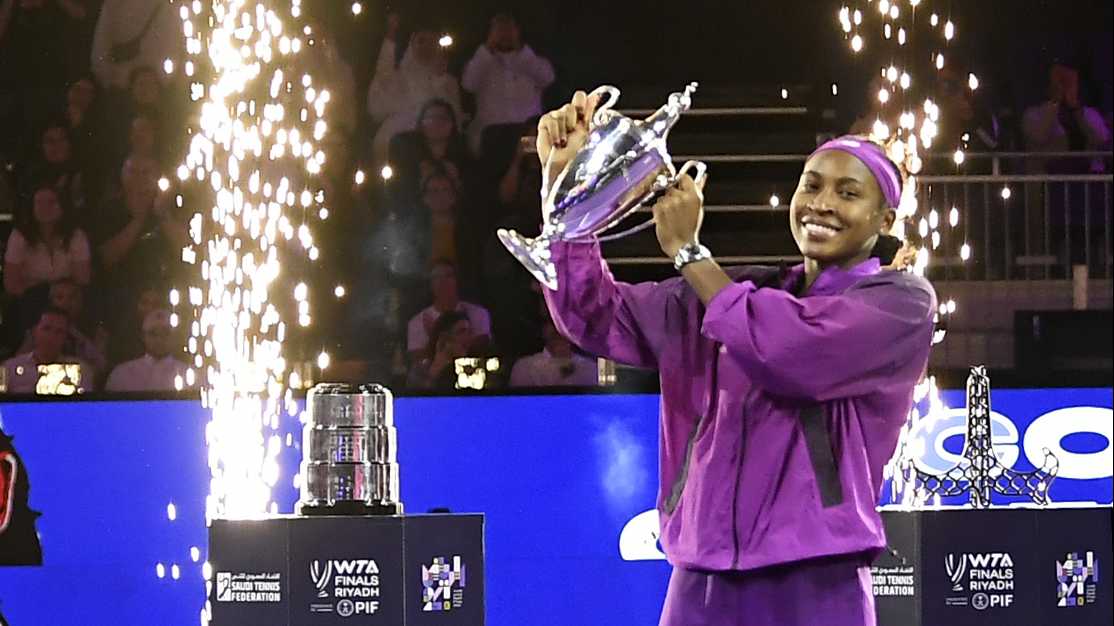 Coco Gauff rallies to defeat Zheng Qinwen in WTA Finals [Video]