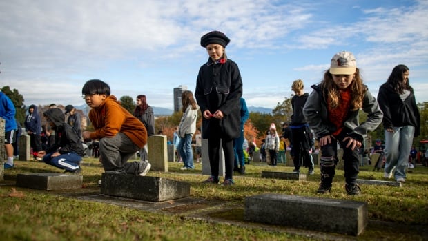 Children lay poppies on veterans’ headstones in B.C. as part of No Stone Left Alone initiative [Video]