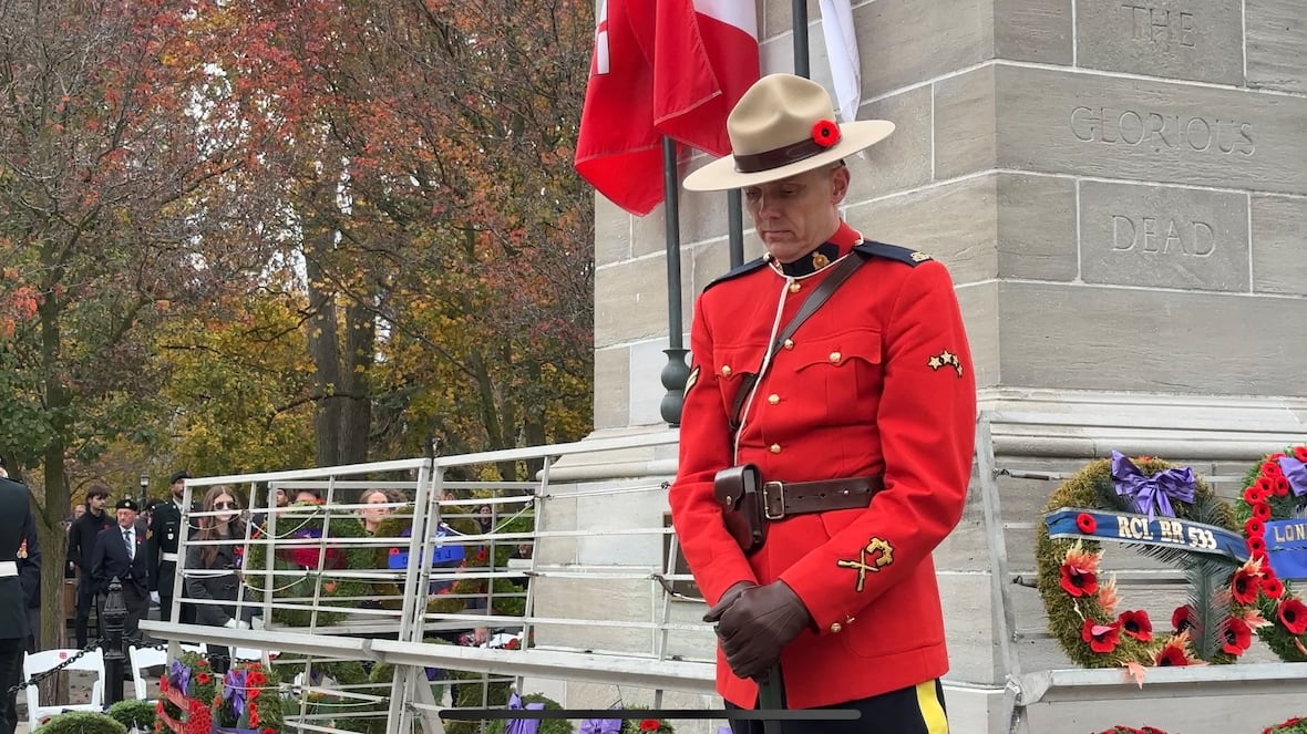 Remembrance Day at the Cenotaph in downtown London [Video]