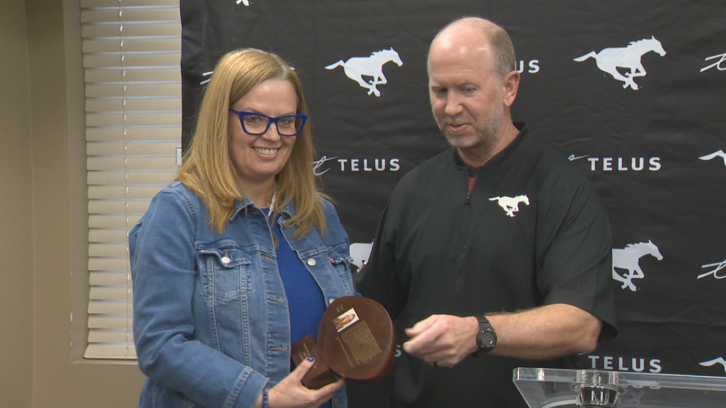 Stampeders recognize Calgary journalist Vicki Hall [Video]