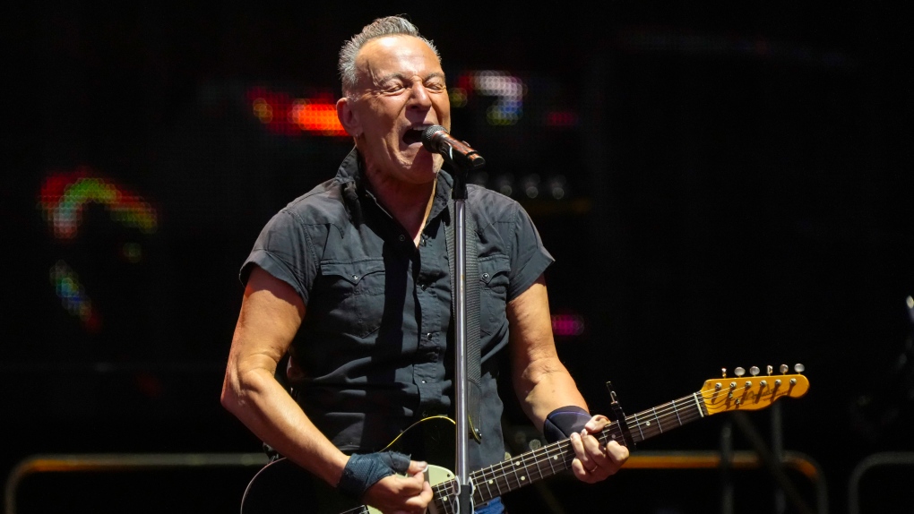 Bruce Springsteen performing in Winnipeg [Video]