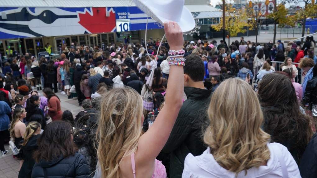 Taylor Swift in Toronto: LIVE updates from outside the Rogers Centre [Video]