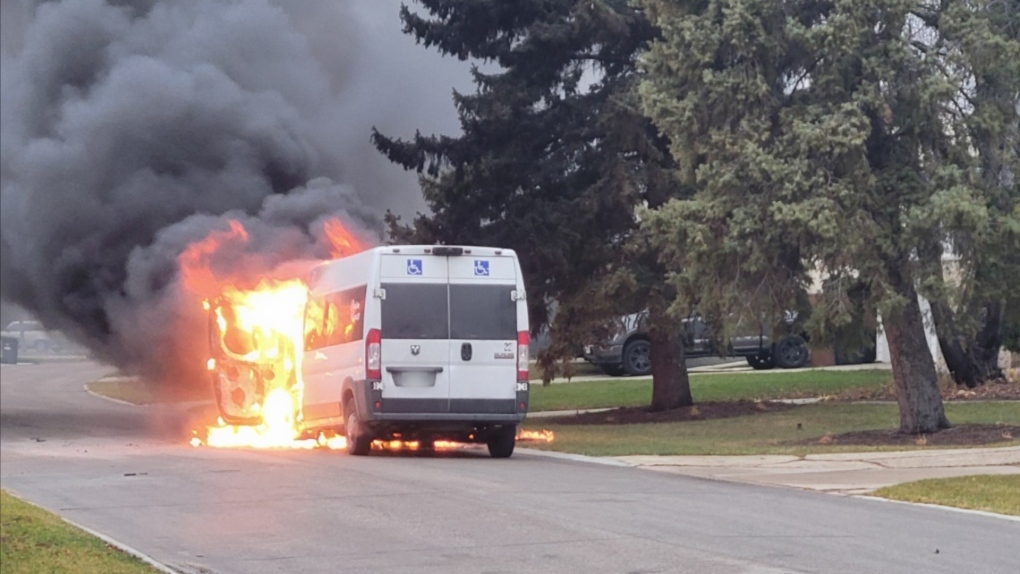 Winnipeg news: Driver rescues passengers from burning van [Video]