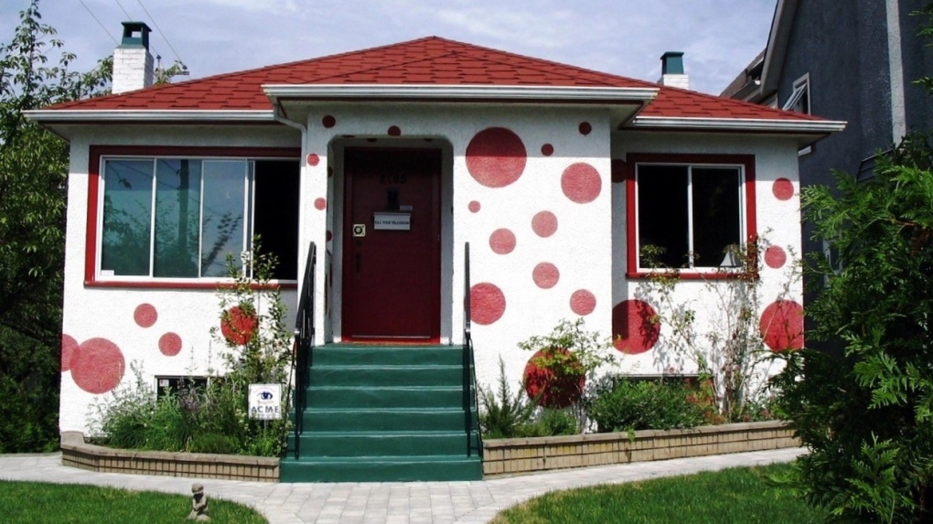 East Vancouver bids farewell to its iconic, polka dot property [Video]