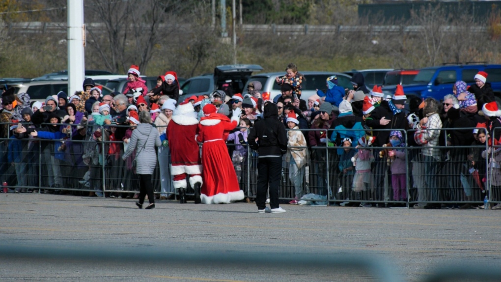 Santa lands at Devonshire Mall [Video]