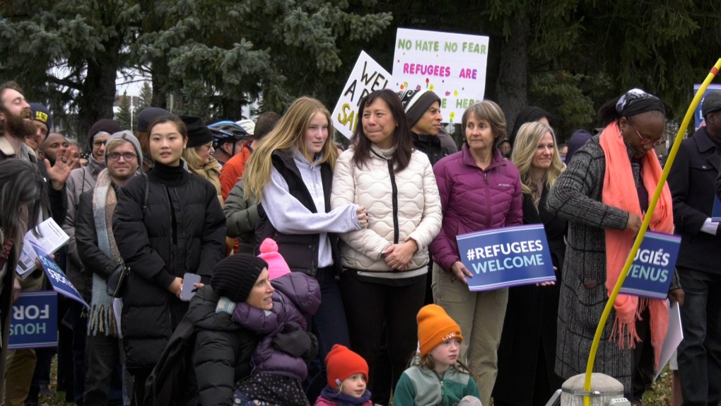 Sprung structures: Hundreds rally in support of asylum seekers on Sunday [Video]