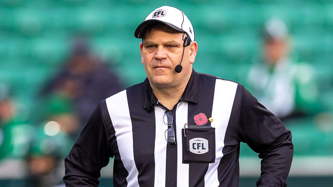 CFL Grey Cup ref makes rookie mistake at coin toss [Video]