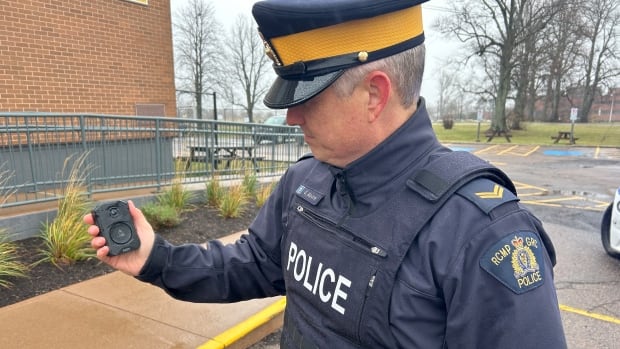 P.E.I. RCMP will begin rolling out body cameras to officers this week [Video]