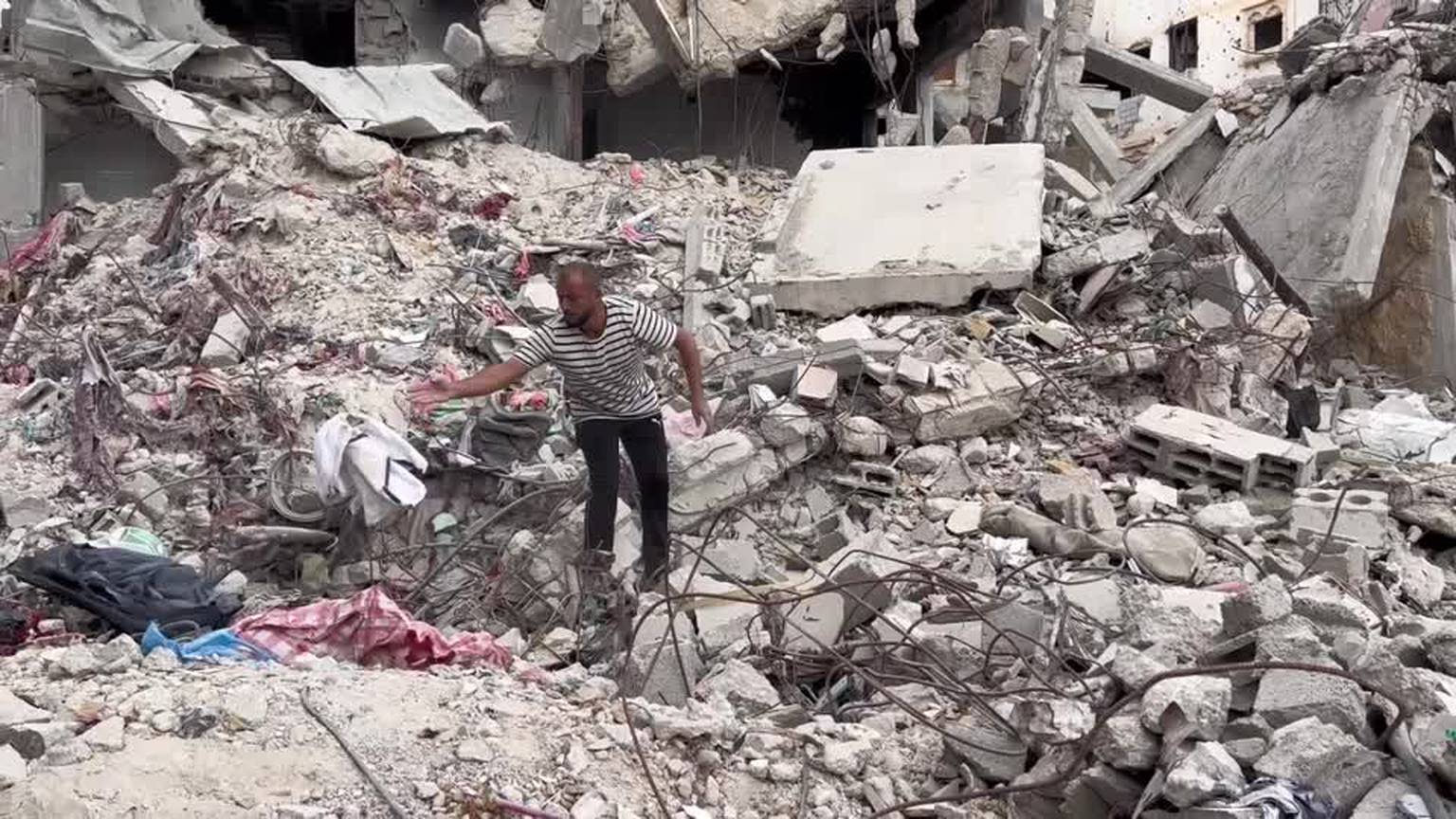 Video: Desperate for cash, Gazans sell clothes plucked from rubble [Video]