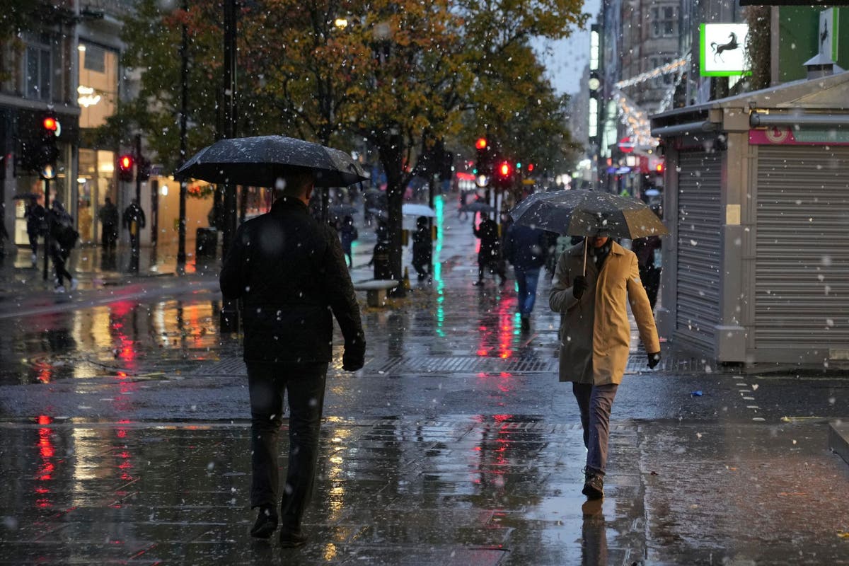 Weather and travel LIVE: Snow falls in London as Met Office issues new weather warnings [Video]