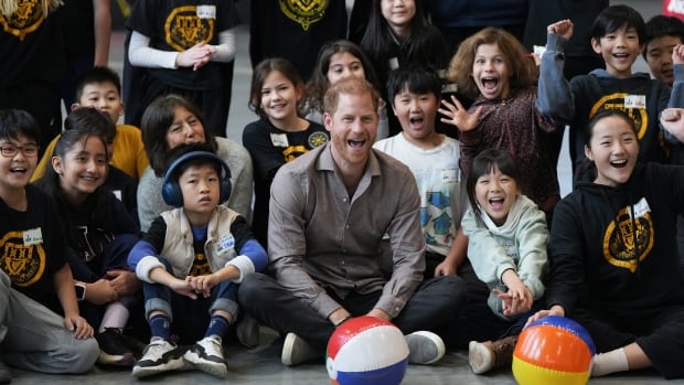 Prince Harry plays volleyball with Vancouver schoolchildren after appearance at Grey Cup [Video]