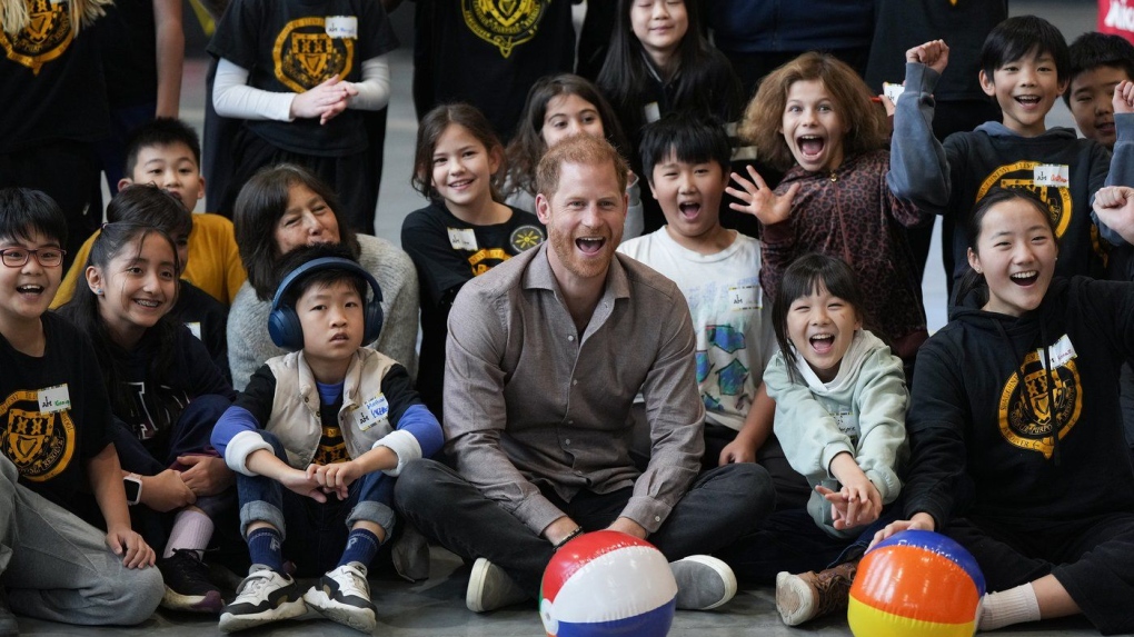 Prince Harry meets with children in Vancouver [Video]