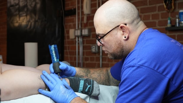 Tattoo artist holds free event for Mtis frontline workers in Regina [Video]