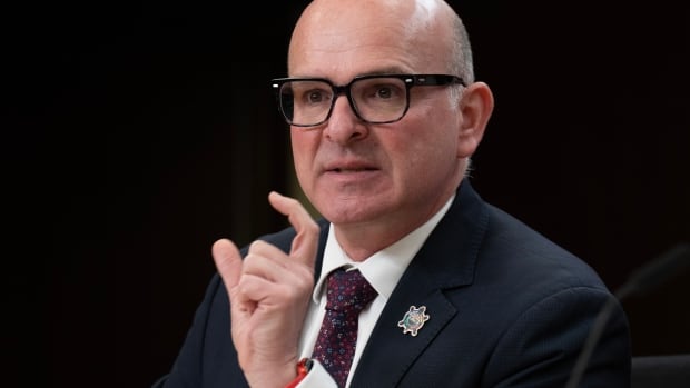 Indigenous leader, MP call for Boissonnault to resign over shifting claims about family [Video]