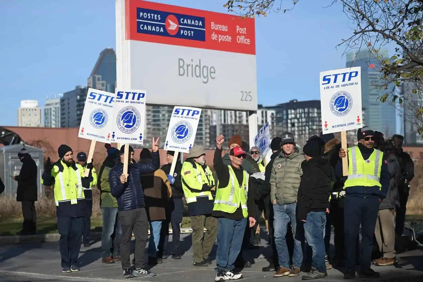 A lot of ground remains between Canada Post, workers as strike talks progress [Video]