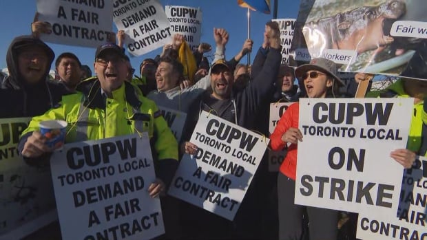 Service Canada holding 85,000 passports as Canada Post strike continues [Video]