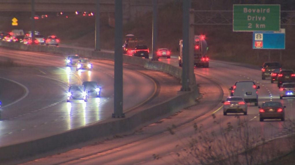 Man robbed at gunpoint on Hwy. 410 in Brampton: OPP [Video]