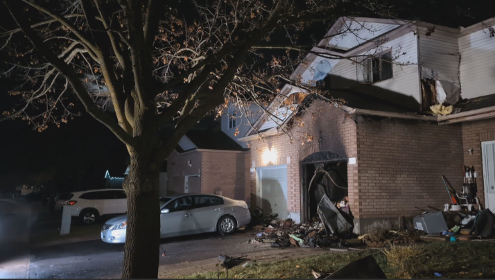 Five people injured, including firefighter, after garage fire in South Keys [Video]