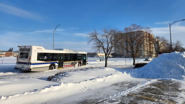 Highways reopen, but some schools closed and city traffic perilous after 2-system storm hits Sask. [Video]