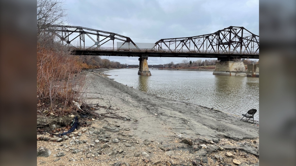 Winnipeg’s history being found on the shore by mudlarkers [Video]