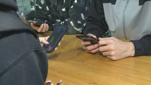 Quebec commission looks into effects of screen time on children [Video]