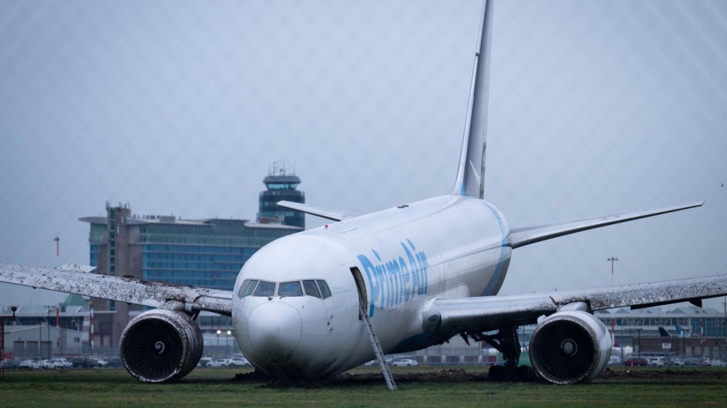 Plane removed after sliding off runway at Vancouver airport [Video]