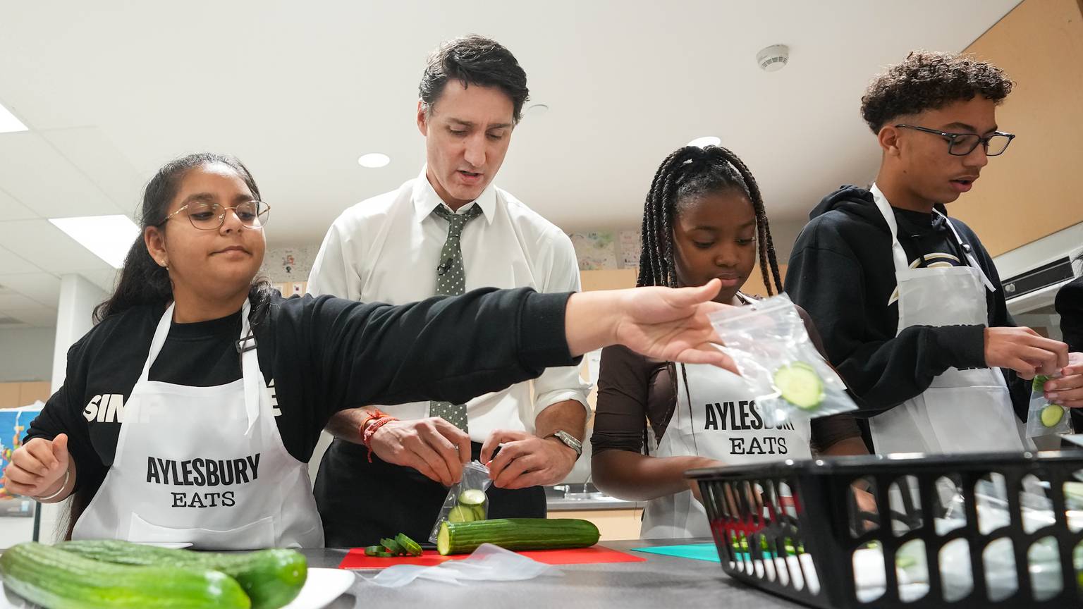 Video: Ontario signs deal with Ottawa to fund school nutrition programs [Video]