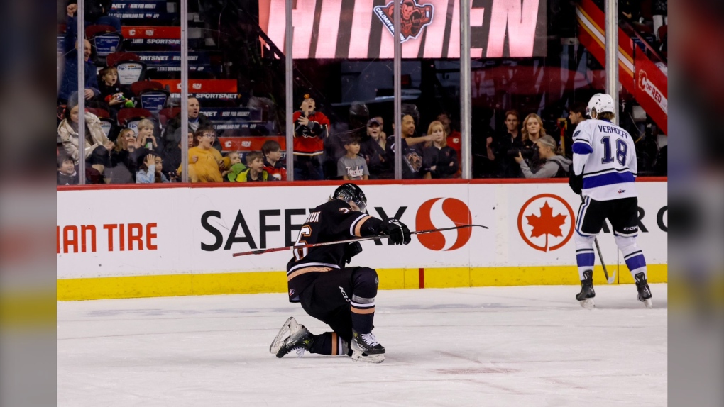 Calgary Hitmen defeat Victoria Royals 5-4 [Video]