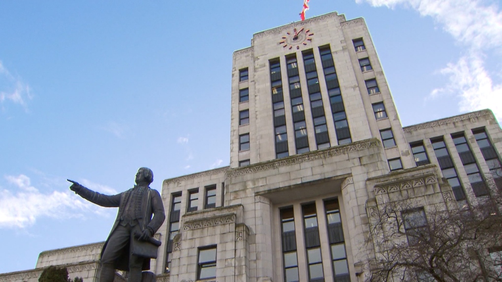 Man arrested after allegedly attempting to set fire to Vancouver City Hall [Video]