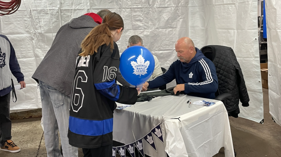 Kitchener auto repair shop hosts fundraiser for children with disabilities, joined by hockey legend Wendel Clark [Video]