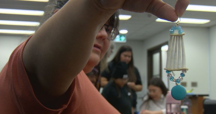 Manitoba Museum workshop explores Indigenous dentalium adornment – Winnipeg [Video]