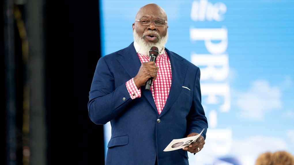 Pastor T.D. Jakes suffers ‘health incident’ during Sunday sermon at church [Video]