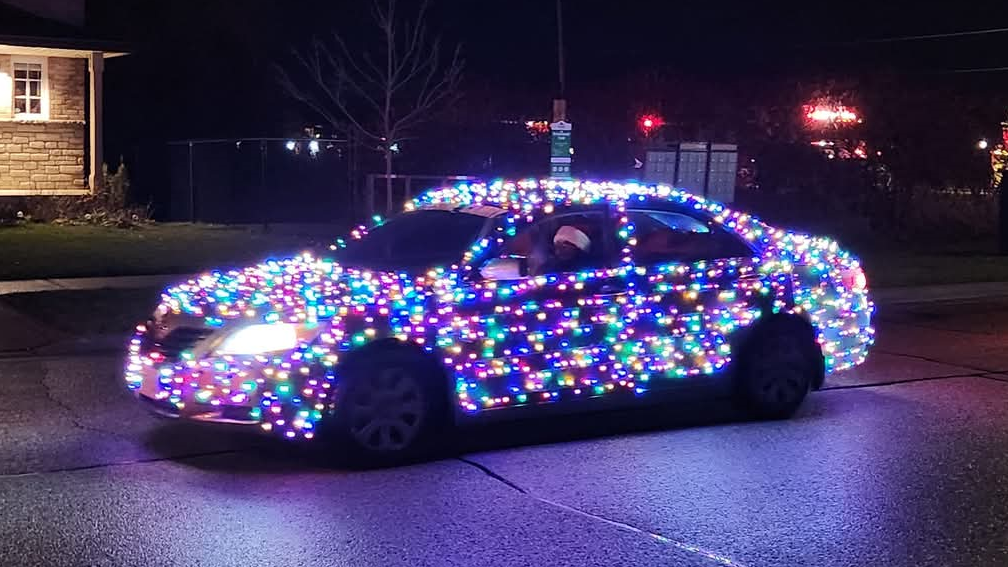 Driver warned after police receive complaints about car decked out in Christmas lights in Waterloo [Video]