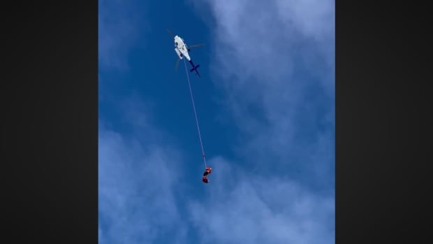 Injured snowboarder airlifted to hospital after spending night in B.C. mountains [Video]